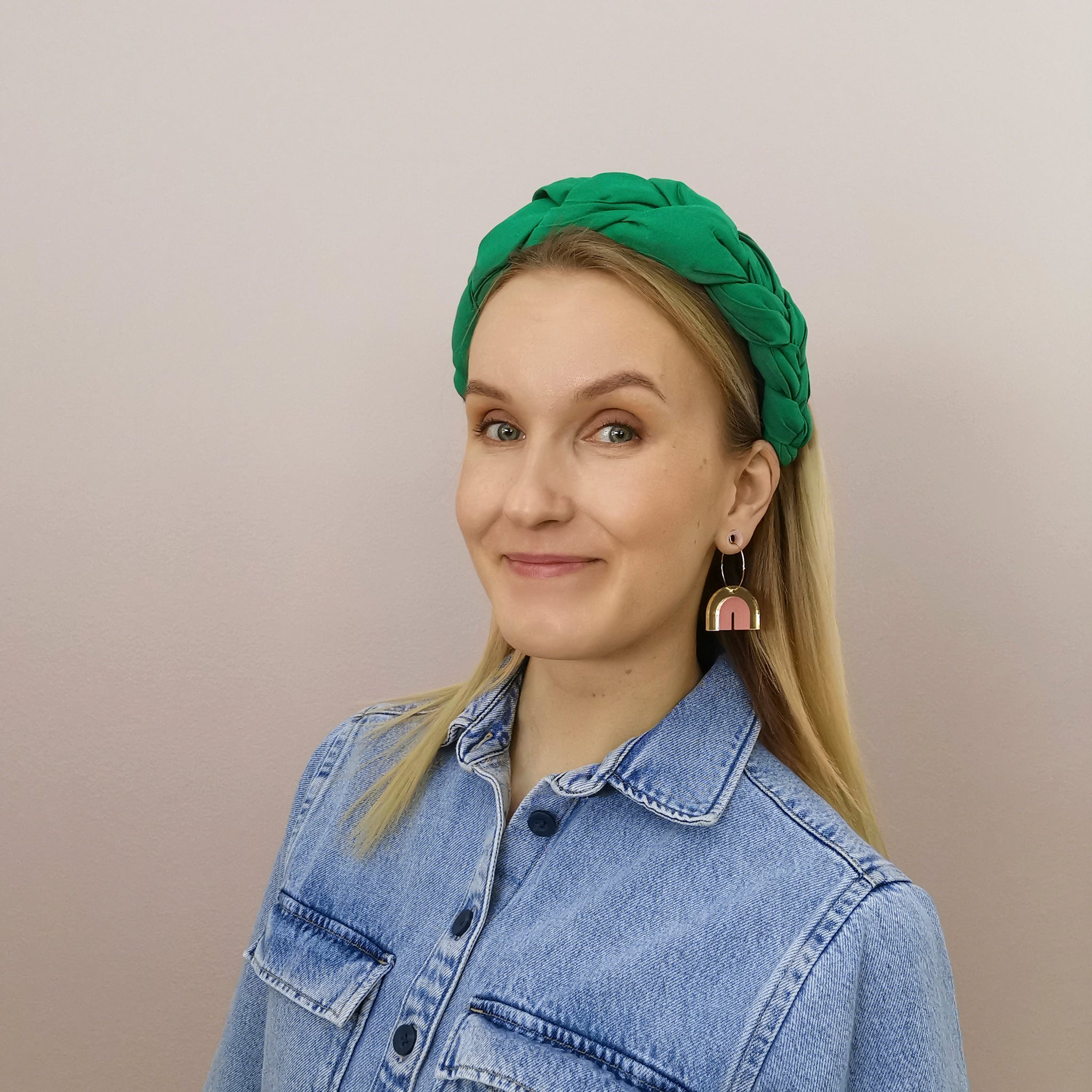 Halo sateenkaari korvakorut korvassa.