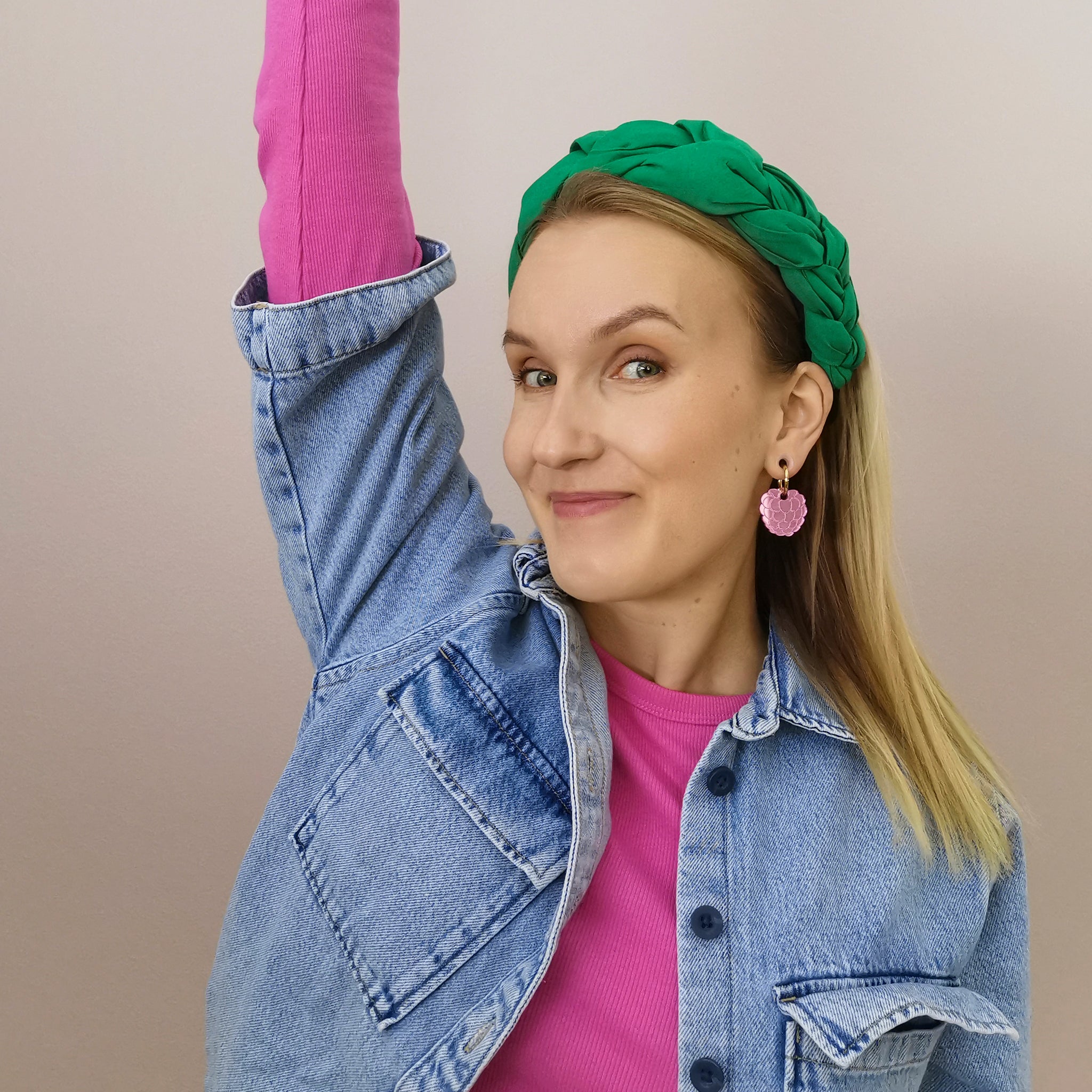 Lakka korvakorut renkaassa pinkki peiliakryyli.