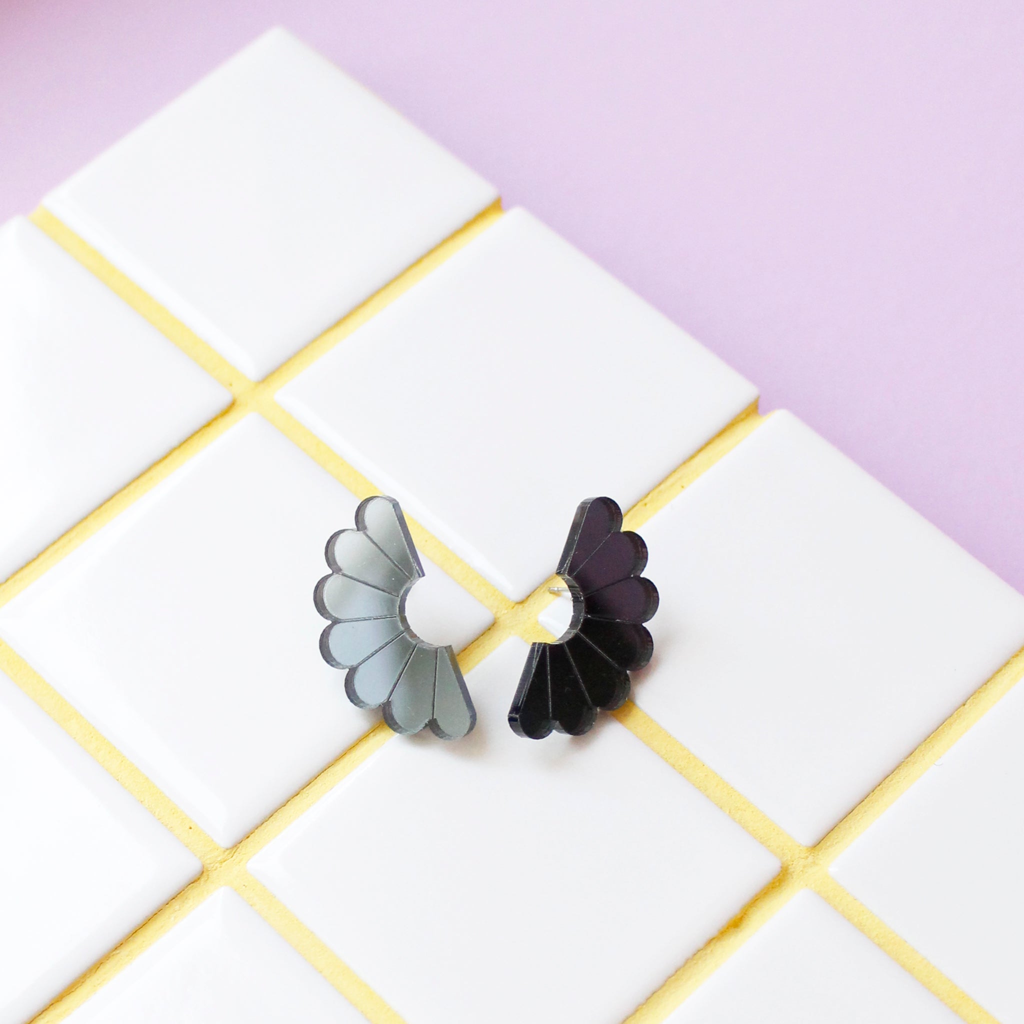 Valo nappikorvakorut talvelle musta.