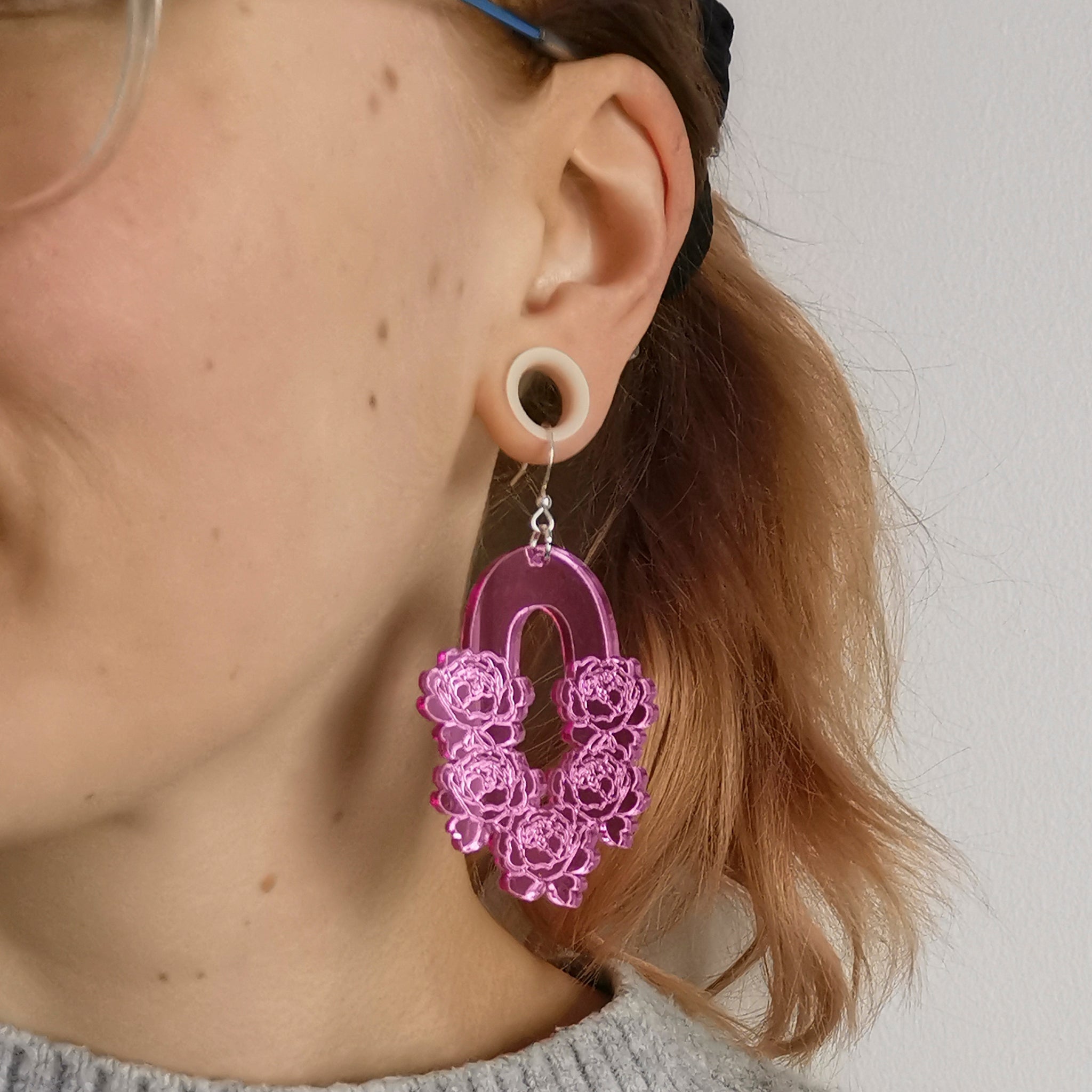 Pionikaari korvakorut pinkki peiliakryyli sovituskuva.