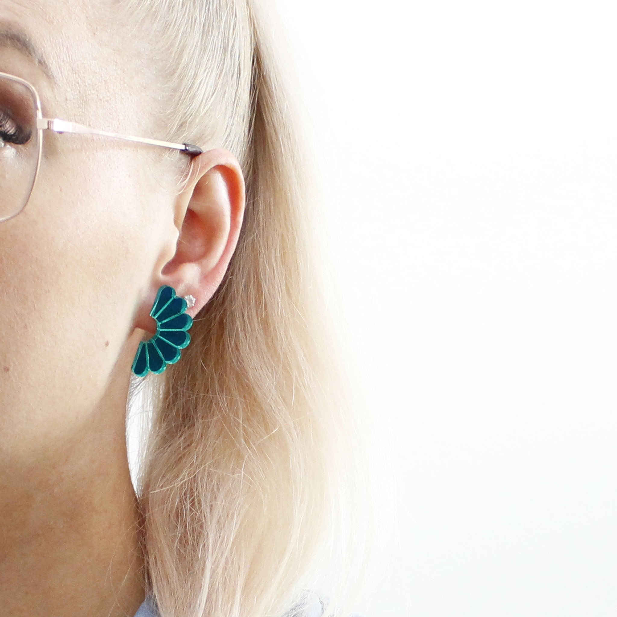 Valo nappikorvakorut vihreä peiliakryyli.