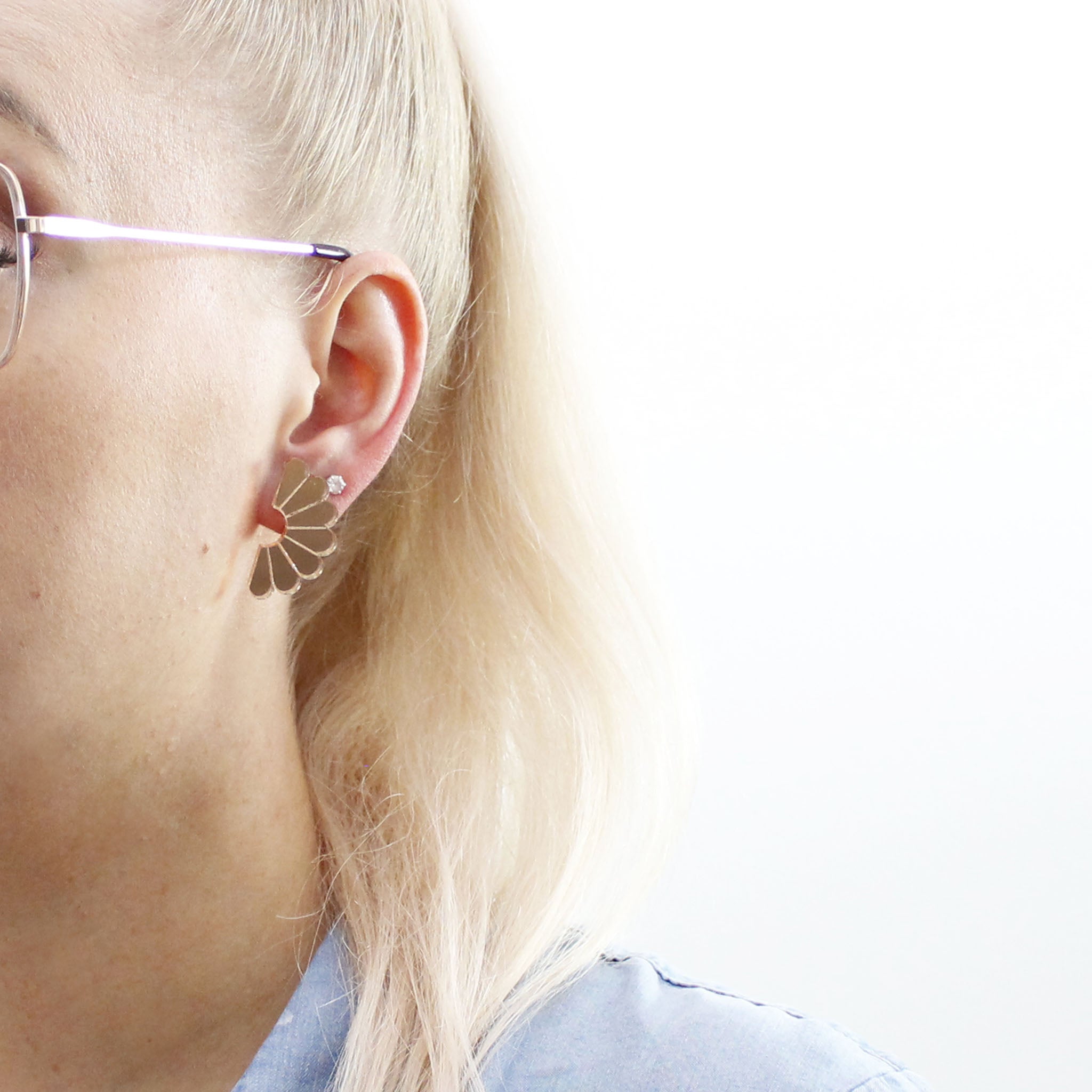 Valo nappikorvakorut ruusukulta peiliakryyli.