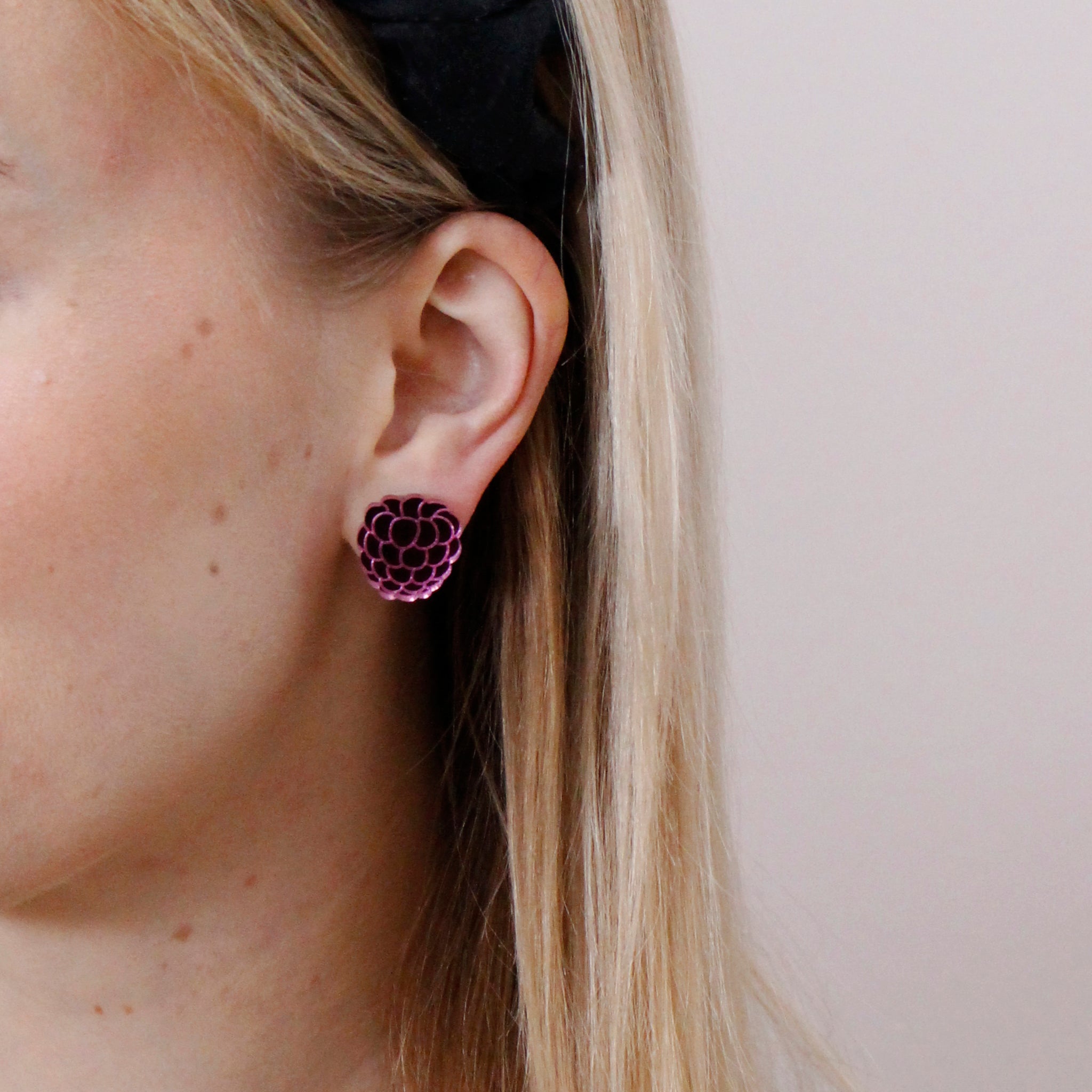 Vadelma nappikorvakorut sovituskuva.