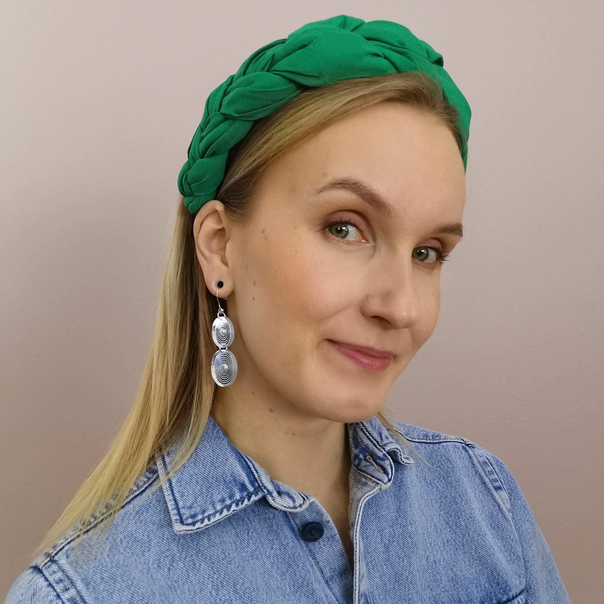 Paljetti hopea korvakorut.