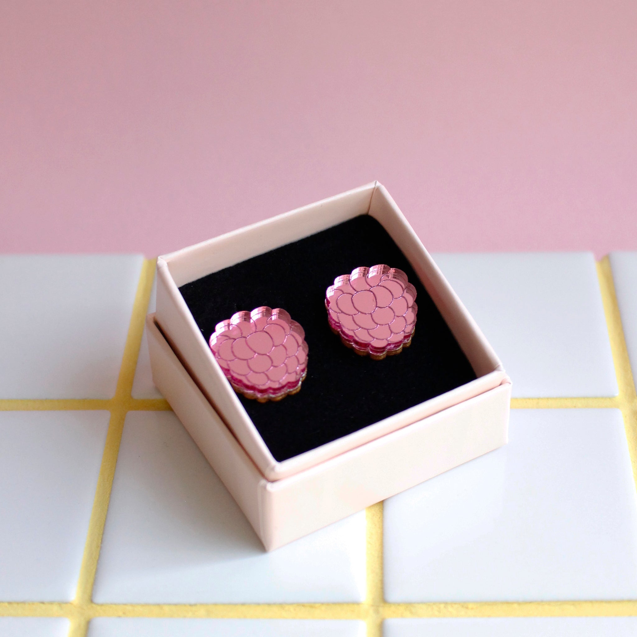 Vadelma nappikorvakorut