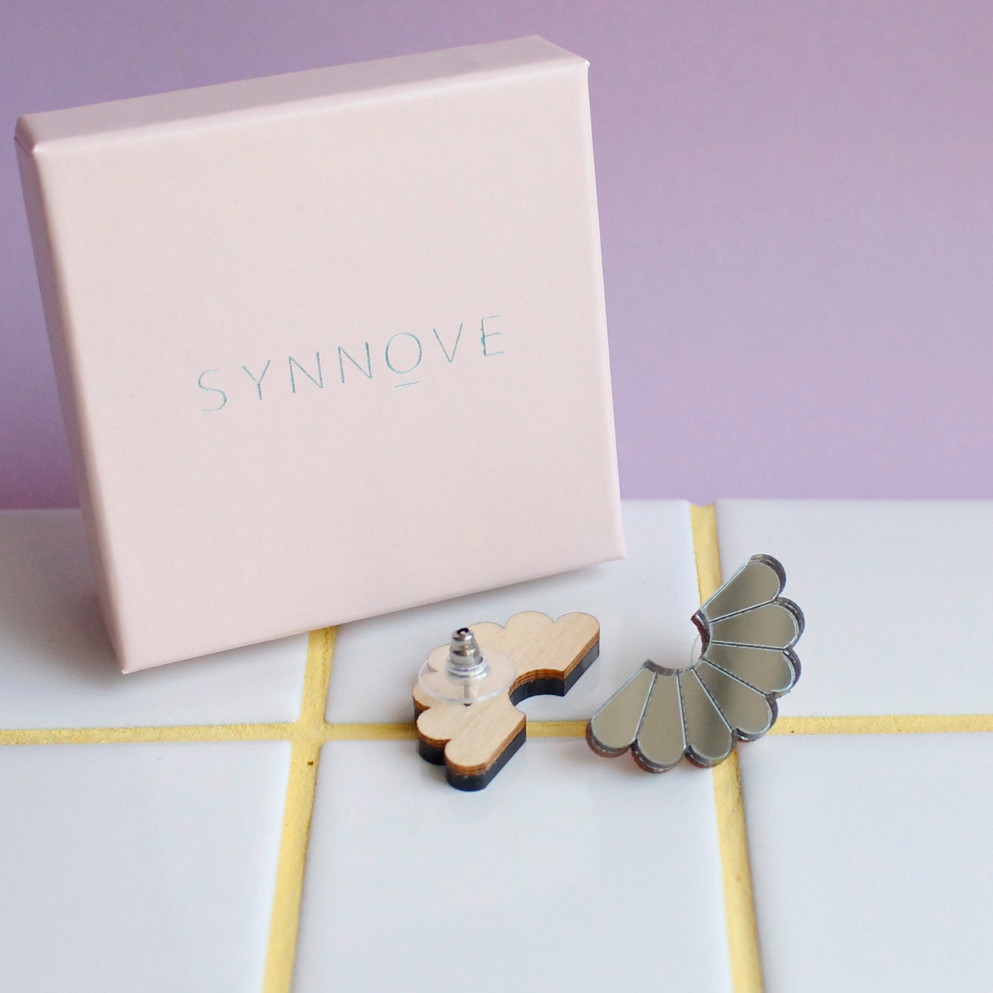 Valo - nappikorvakorut